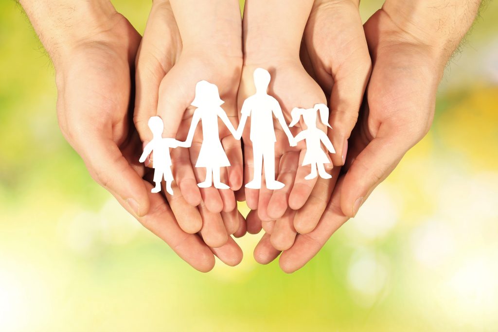 familia unida en medio de unas manos